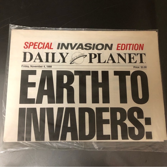 DAILY PLANET EARTH TO INVADERS: DROP DEAD NEWSPAPER DC COMICS FACTORY SEAL 1988 - Picture 2 of 11